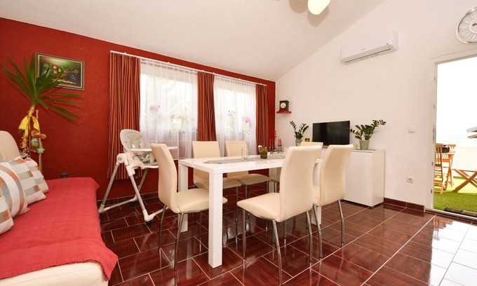 Obrovac Apartment | Lovely apartment for 4 people with A/C, WIFI, TV and terrace