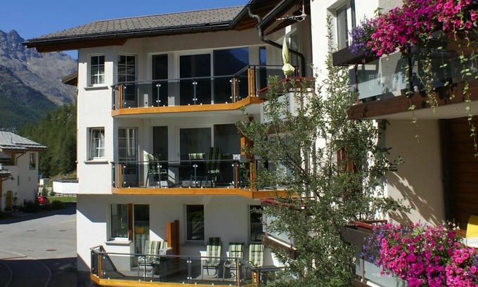 Saas Almagell Apartment | Lovely apartment for 4 people with WIFI, hot tub, TV, balcony and parking