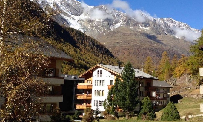 Saas Almagell Apartment | Lovely apartment for 4 guests with hot tub, WIFI, TV, balcony and parking
