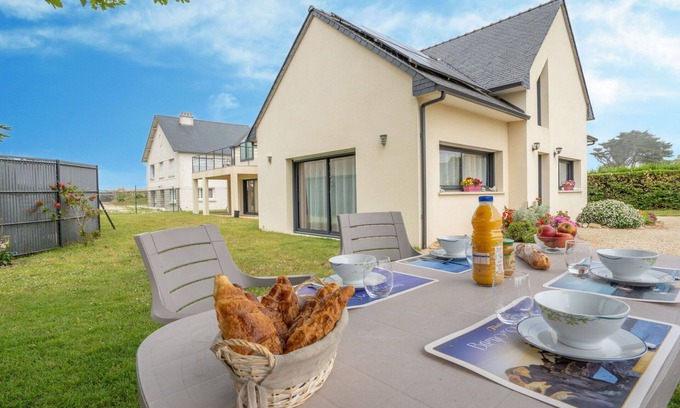 Brignogan-Plage Apartment | Lovely apartment for 4 people with WIFI, TV, patio and parking