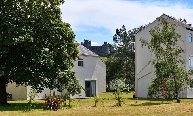 Harlech Apartment | Lovely apartment for 2 people with WIFI, TV and pets allowed