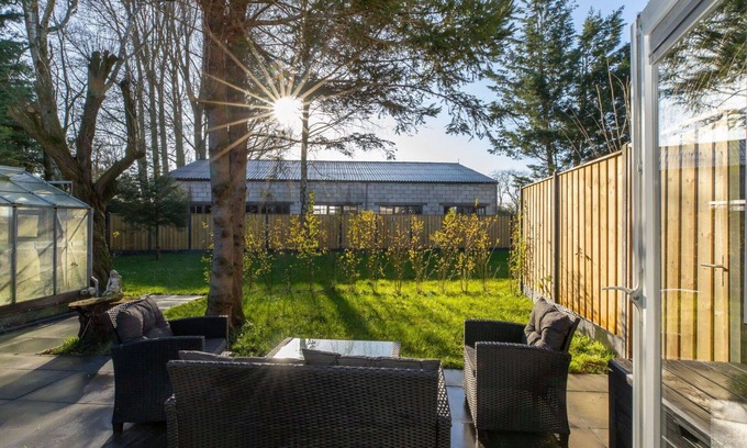 Wolphaartsdijk Apartment | Lovely apartment for 2 guests with WIFI, hot tub, TV, terrace, pets allowed and parking
