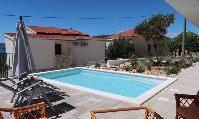 Seget Apartment | Lovely apartment for 4 guests with WIFI, pool, A/C, TV, terrace and pets allowed