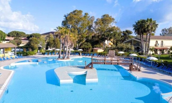 Arborea Apartment | Lovely apartment for 4 people with A/C, pool, WIFI, TV, pets allowed and parking