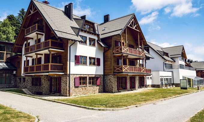 Hocko Pohorje Apartment | Lovely apartment for 4 people with WIFI, pool, TV, balcony, pets allowed, panoramic view and par.