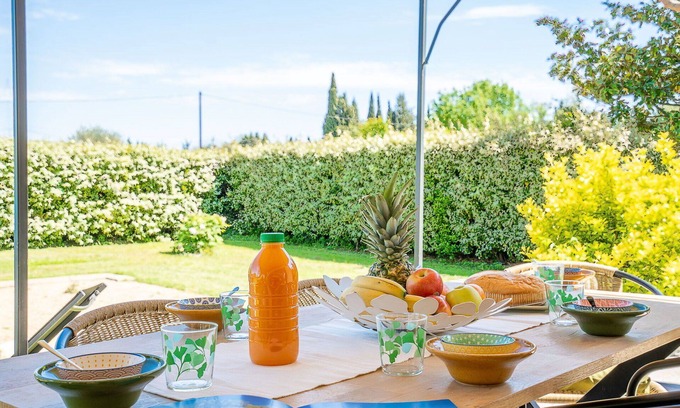 La Crau Apartment | Lovely apartment for 6 people with WIFI, private pool, TV, patio and parking