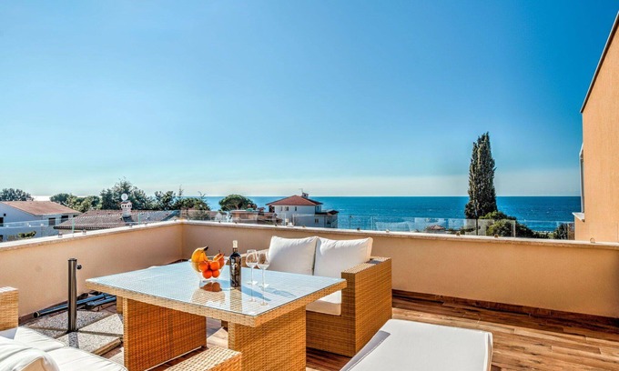 Lovrecica Apartment | Lovely apartment for 6 people with WIFI, A/C, TV and terrace