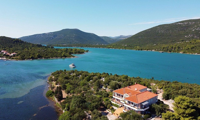 Mali Ston Apartment | Lovely apartment for 4 guests with hot tub, WIFI, A/C, TV and terrace