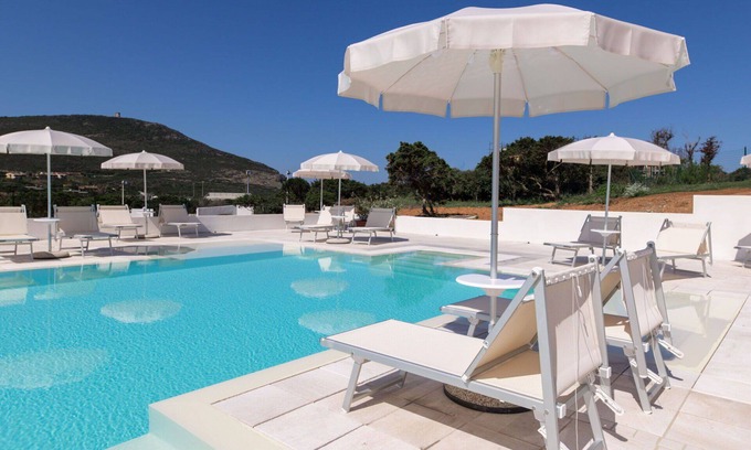 La Pelosa Apartment | Lovely apartment for 4 people with pool, A/C, WIFI, TV, terrace, pets allowed and parking