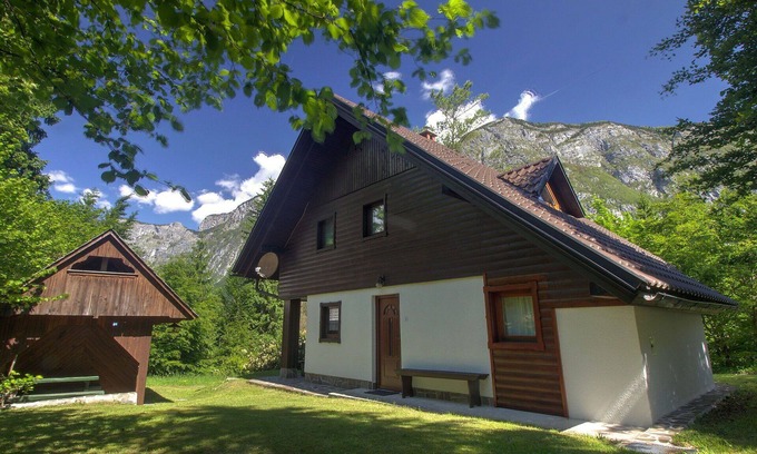 Ukanc Apartment | Lovely apartment for 5 guests with TV and patio
