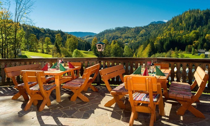 Altaussee House | Lovely apartment in villa for 6 guests with WIFI, TV, terrace, pets allowed and parking