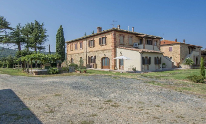 Pomarance Villa | Lovely apartment in villa for 12 guests with WIFI, A/C, TV, patio and pets allowed