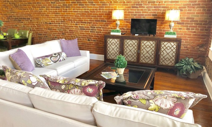 Brenham Apartment | Lovely apartment in the center of Historic Downtown Brenham