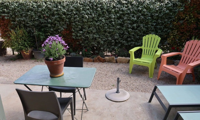 Menerbes House | Lovely apartment in villa for 2 guests with WIFI, TV, patio and parking