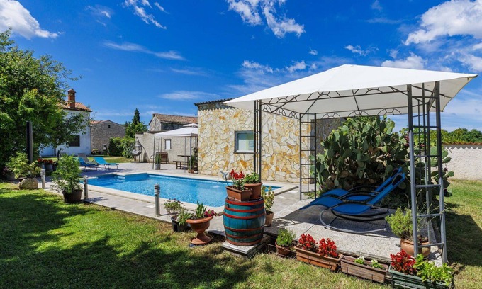 Pinezici House | Lovely apartment in villa for 6 guests with pool, A/C, WIFI, TV, terrace, pets allowed and parking