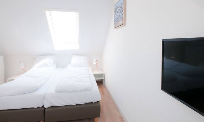 Tholen House | Lovely apartment in villa for 8 guests with WIFI, TV and parking