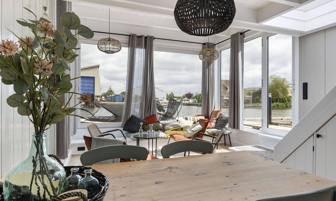 Woudsend House | Lovely apartment in villa for 4 guests with WIFI, patio and parking