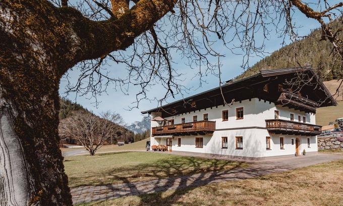 Sankt Martin bei Lofer Villa | Lovely apartment in villa for 2 guests with TV, balcony and pets allowed