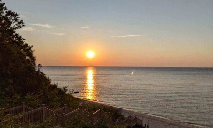 Baiting Hollow Cottage | Lovely beach cottage with private deck, walk to the beach, vineyards nearby