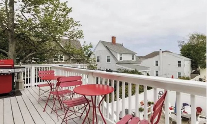 Ocean Park Apartment | Lovely beachside two-bedroom apartment with sundeck