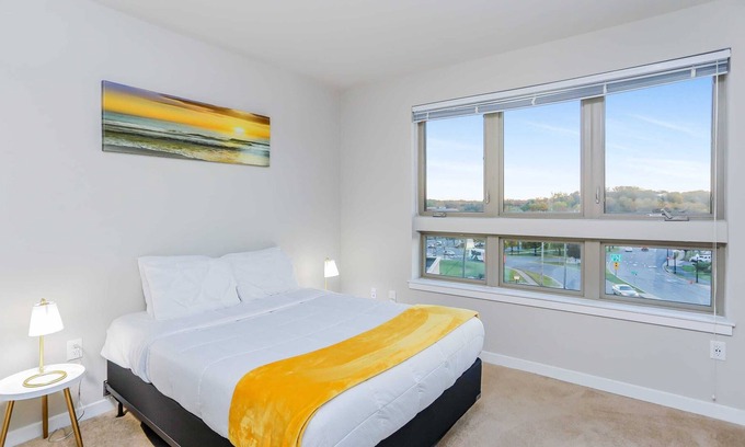 Fairfax Apartment | Lovely Bed Suite Fairfax + Street View Balcony- Free parking