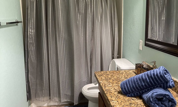Laveen Village Bed & Breakfast | Lovely bedroom beautifully decorated with a smart tv .