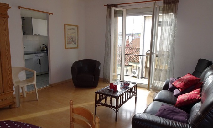 La Gare Apartment | Lovely bright airy apartment in quiet street in centre Perpignan, beach 12km