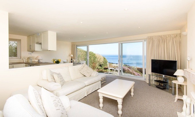 Looe House | Lovely bungalow with fabulous views