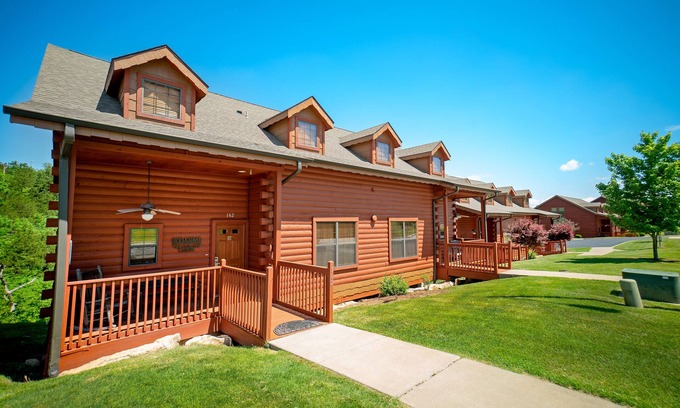 Branson Theater District Cabin | Lovely Cabin in the Heart of Branson! Gas Fireplace & Jetted Tub, Ticket/Golf Discounts