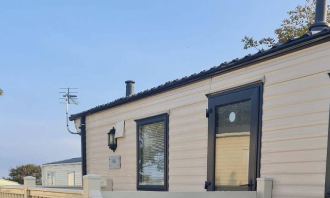 Winestead House | Lovely caravan at Sand le Mere Holiday Park ref 71002I