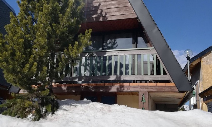 Les Angles Ski Chalet | Lovely Chalet "Les Angles" with Balcony and Mountain View