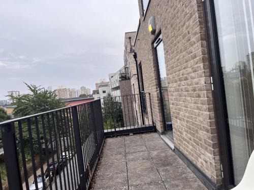 Bromley South Apartment | Lovely Charming 2-Bedroom Apartment in Bow London