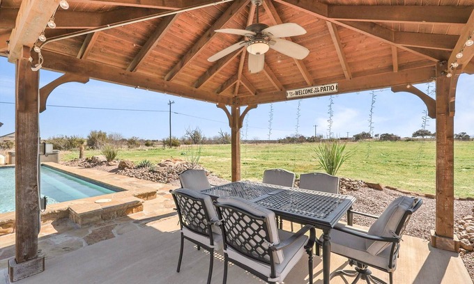 Palo Pinto County House | Lovely Chateau - Sparkling Pool - at Hells Gate