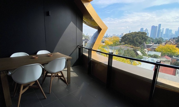 South Melbourne Apartment | Lovely City Views from Modern South Melbourne Apt