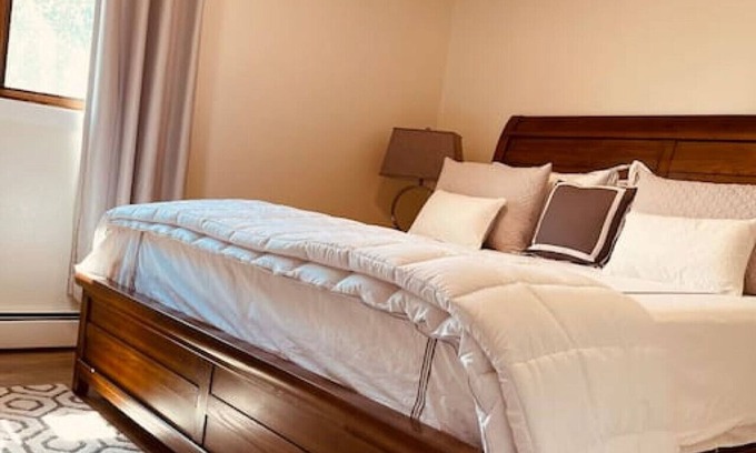 Fairbanks Apartment | Lovely Clean Bright top floor unit Coin Op Laundry