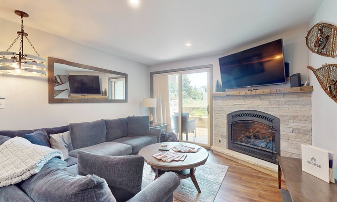 Avon Condo | Lovely condo with fireplace, mountain view, full kitchen, & skiing nearby
