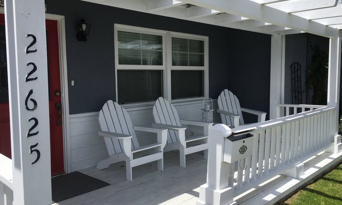 Seaside Cottage | Lovely cottage 2 miles from the beach in quiet neighborhood