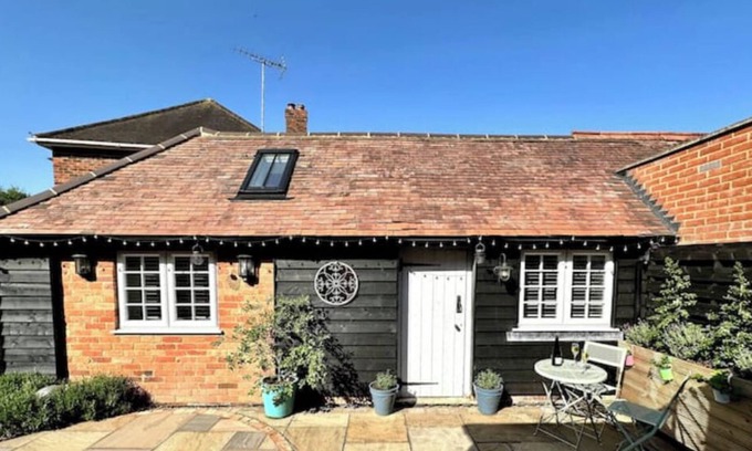 Wokingham Cottage | Lovely Courtyard Studio in Wokingham.nClose to all major travel links.