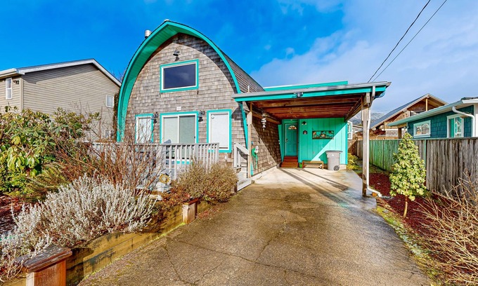 Manzanita House | Lovely dog-friendly home with firepit - walk to the beach & downtown (MCA #329)