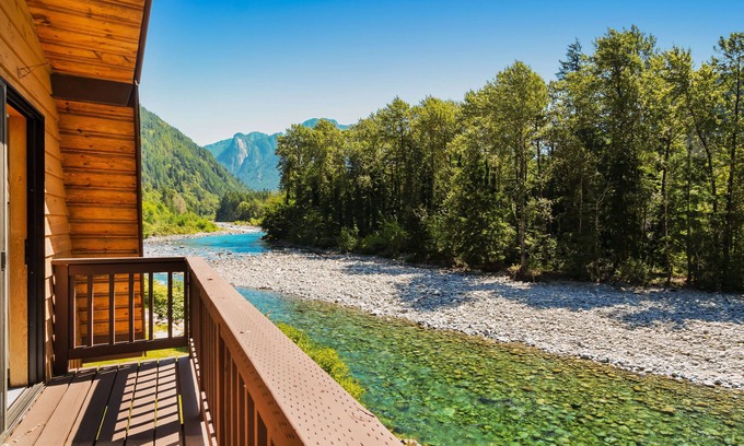 Index Cabin | Lovely dog-friendly home on banks of the Skykomish river w/mountain views