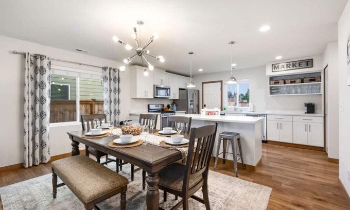 Central Tacoma House | Lovely Family Gem ~ 10mins to DT