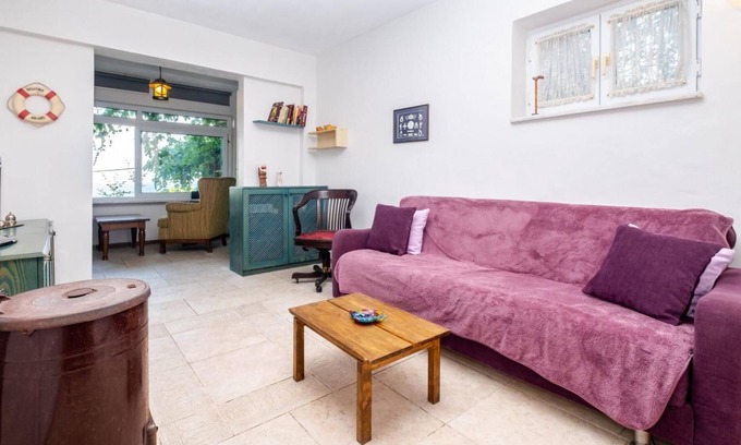 Adalar Apartment | Lovely Flat near Beach with Sea View in Buyukada