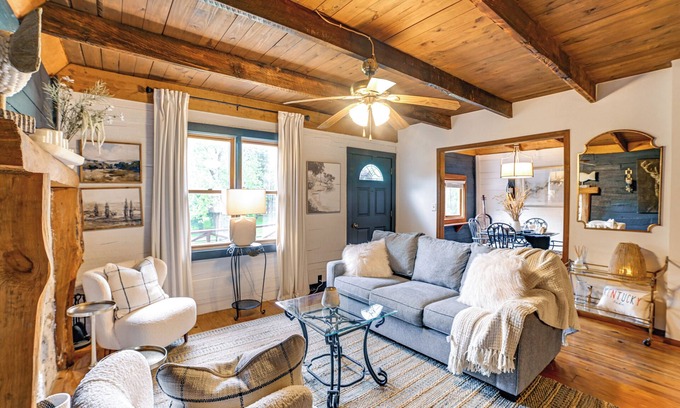 Benton Cabin | Lovely Gilbertsville Cabin w/Patio, 4 Mi to Water