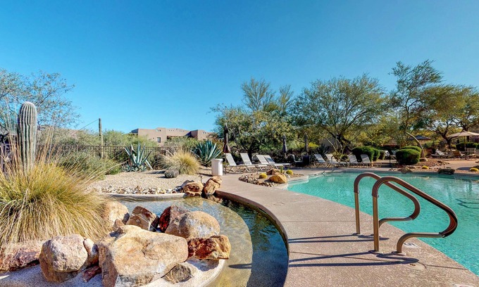 Carefree House | Lovely, Ground-Floor Townhouse with a Great Location, Patios, WiFi & Shared Pool