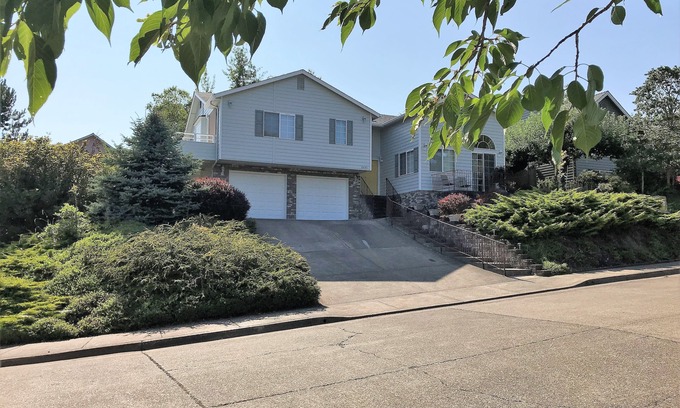 Corvallis House | Lovely Hillside Home