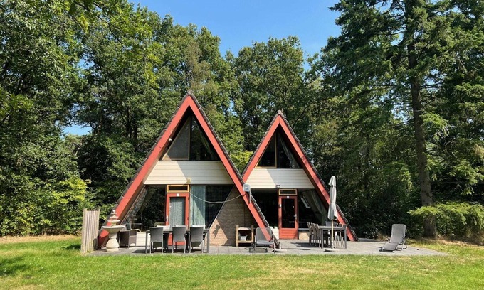 Stramproy House | Lovely Holiday Home in Limburg amid Lush Forest