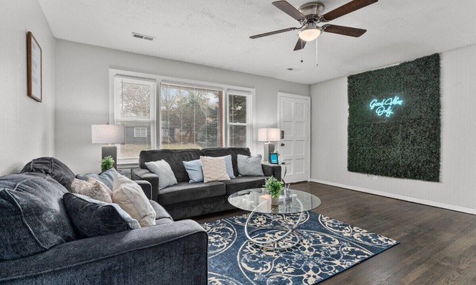 Overland Park House | Lovely Home 4BR FencedYard Arcade PetsWelcome