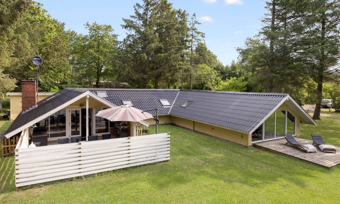 Sømarken House | Lovely home in Aakirkeby with kitchen