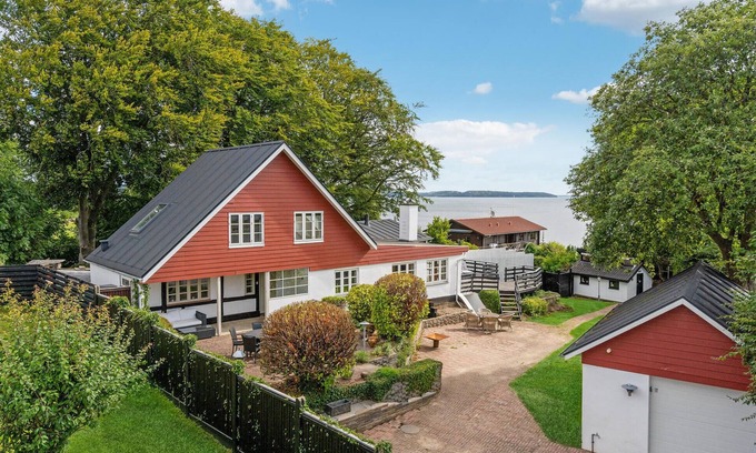 Hvidbjerg Strand House | Lovely home in Børkop with kitchen