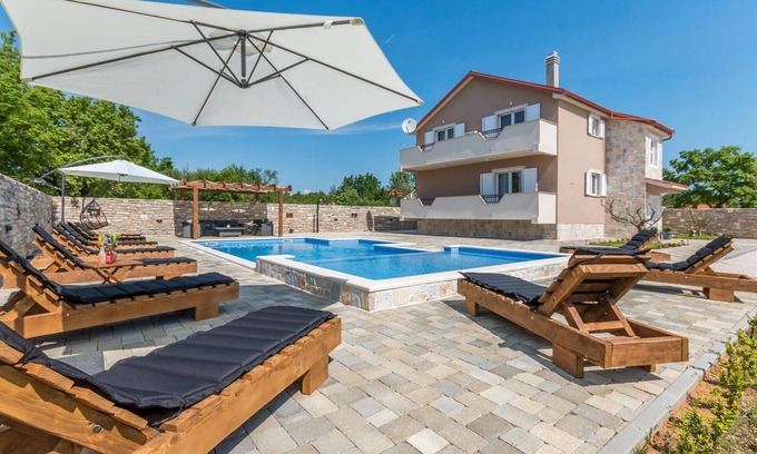 Benkovac House | Lovely home in Perusic Donji with WiFi